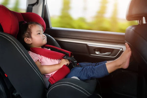 Menina Criança Feliz Sentado Assento Carro — Fotografia de Stock