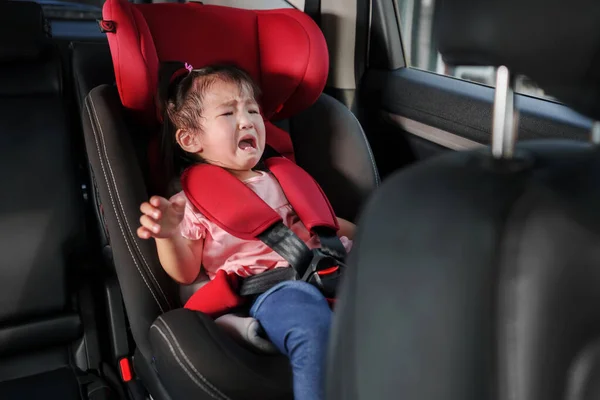 Chorando Menina Criança Sentada Assento Carro — Fotografia de Stock