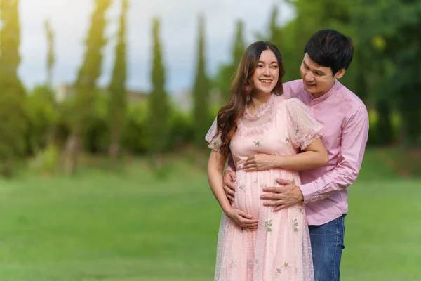 Glückliches Ehepaar Erwartet Ein Baby Mann Umarmt Schwangere Frau Park — Stockfoto
