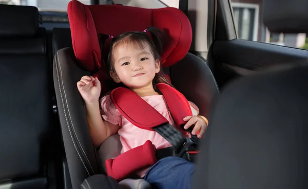 Menina Criança Feliz Sentado Assento Carro — Fotografia de Stock