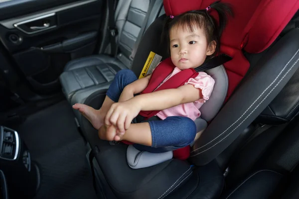 Menina Criança Infeliz Sentado Assento Carro — Fotografia de Stock