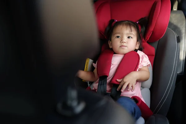 Menina Criança Infeliz Sentado Assento Carro — Fotografia de Stock