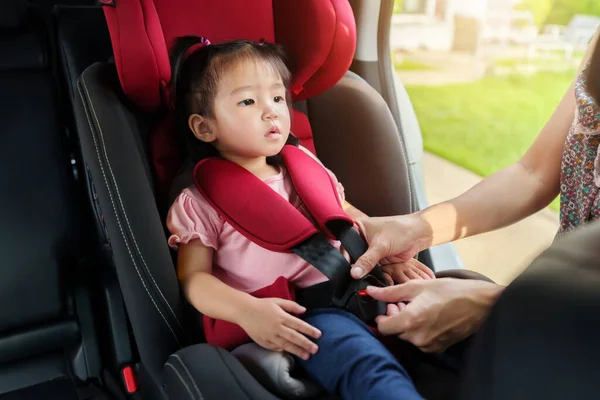 Mãe Está Prendendo Cinto Segurança Menina Criança Assento Carro Antes — Fotografia de Stock
