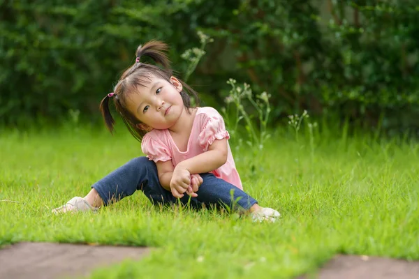 Счастливая Девочка Сидящая Травяном Поле — стоковое фото