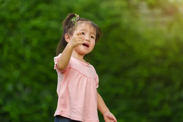 Vrolijk Peuter Meisje Spelen Gras Bloem Een Veld — Stockfoto