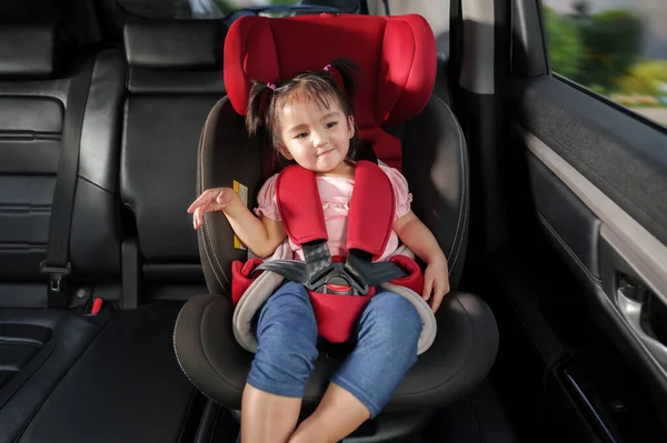 Menina Criança Feliz Sentado Assento Carro — Fotografia de Stock