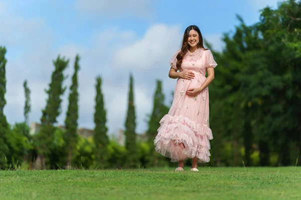 Cheerful Pregnant Woman Standing Park — Stock Photo, Image