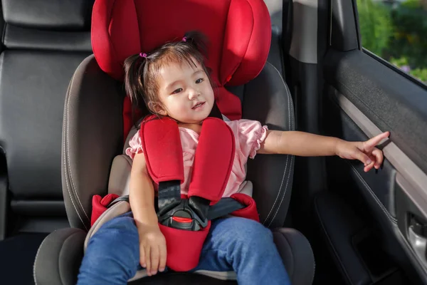 Menina Criança Feliz Sentado Assento Carro — Fotografia de Stock