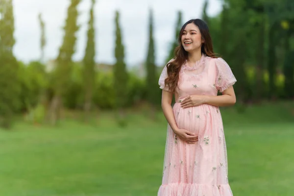 Cheerful Pregnant Woman Standing Park — Stock Photo, Image