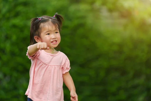 Vrolijk Peuter Meisje Spelen Gras Bloem Een Veld — Stockfoto