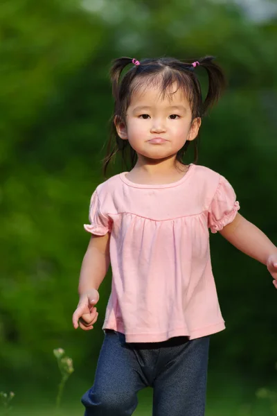 Счастливая Девочка Травяном Поле — стоковое фото