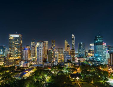 Gece vakti Bangkok, Tayland 'da Witthayu yolu yakınlarındaki binalar.