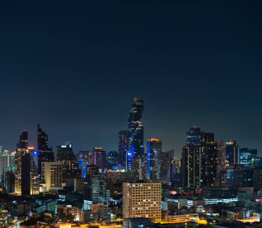 Tayland 'ın Bangkok şehrinde gece şehir manzarası inşa ediliyor.