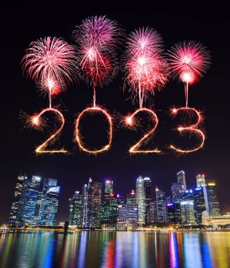 2023 Mutlu Yeni Yıl havai fişekleri Singapur şehrinde geceleyin kutlanıyor.