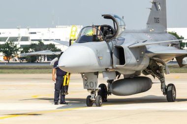 Breitling jet takım royal bir gökyüzünün altında