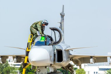 Breitling jet takım royal bir gökyüzünün altında