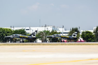 Breitling jet takım royal bir gökyüzünün altında