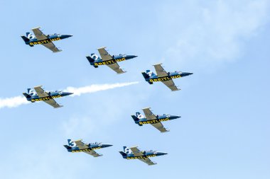 Breitling jet takım royal bir gökyüzünün altında