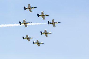 Breitling jet takım royal bir gökyüzünün altında