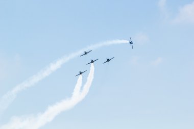 Breitling jet takım royal bir gökyüzünün altında