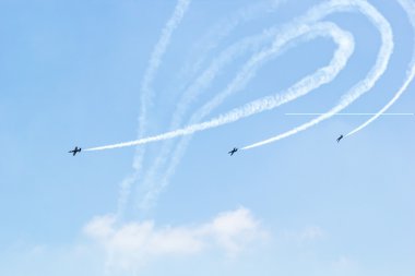 Breitling jet takım royal bir gökyüzünün altında