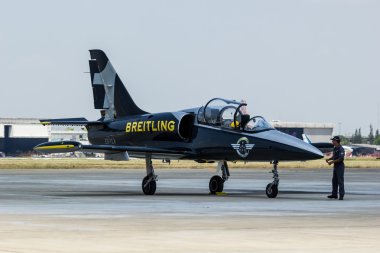 Breitling jet takım royal bir gökyüzünün altında