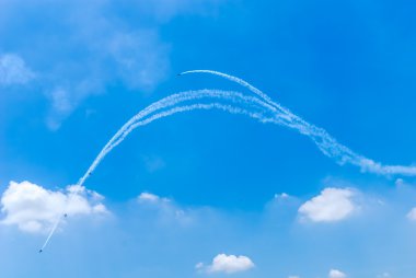 Breitling jet takım royal bir gökyüzünün altında