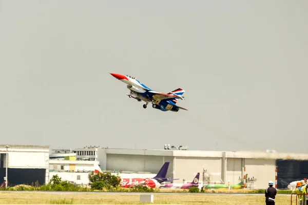 왕 하늘 아래 Breitling Jet 팀 — 스톡 사진