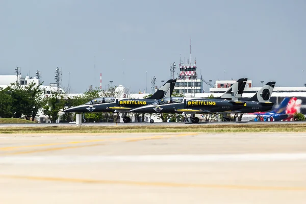 Breitling jet team pod królewskie niebo — Zdjęcie stockowe