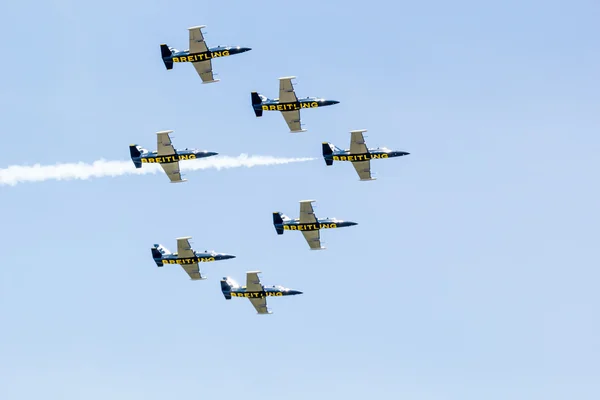 Breitling jet takım royal bir gökyüzünün altında — Stok fotoğraf