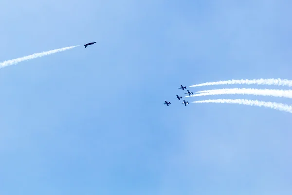 Breitling jet takım royal bir gökyüzünün altında — Stok fotoğraf
