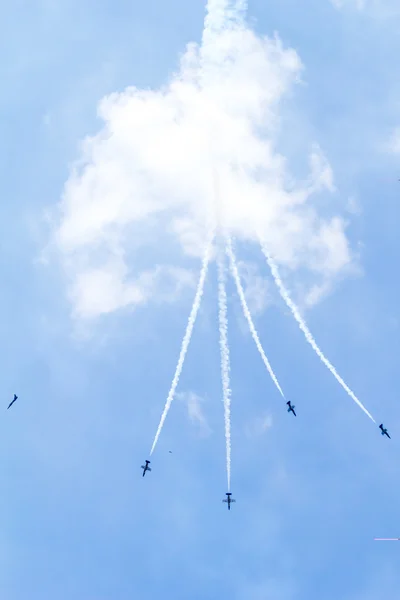 Breitling Jet Team sob o céu real — Fotografia de Stock