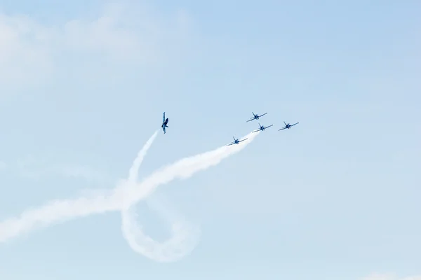 Breitling jet team pod královskou sky — Stock fotografie