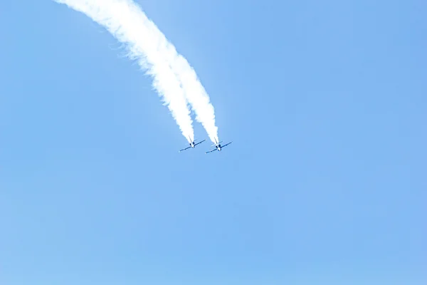 Breitling jet takım royal bir gökyüzünün altında — Stok fotoğraf