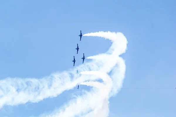 Breitling jet takım royal bir gökyüzünün altında — Stok fotoğraf