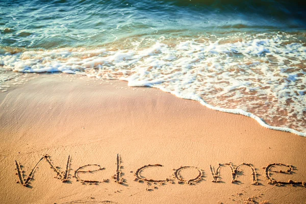 Escrevendo Bem-vindo na praia na Tailândia — Fotografia de Stock