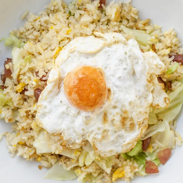 Arroz frito con salchicha china y yema de huevo salado —  Fotos de Stock