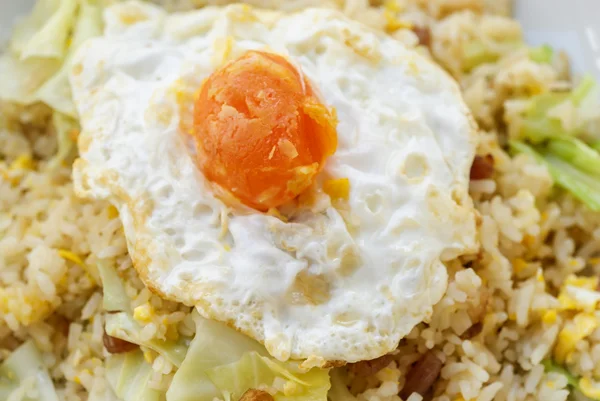 Gebratener Reis mit chinesischer Wurst und gesalzenem Eigelb — Stockfoto