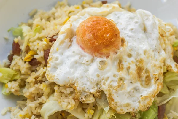 Smažená rýže s klobásou čínština a solené vaječného žloutku — Stock fotografie