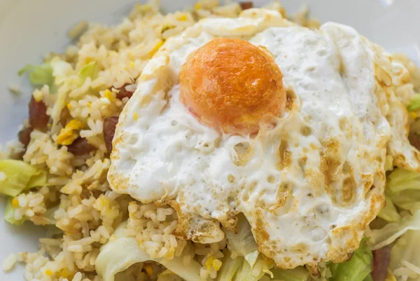 Arroz frito con salchicha china y yema de huevo salado —  Fotos de Stock