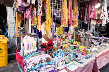 samutsongkhram, Tayland-4 Ocak 2014: yüzen tekne turu yaparak Pazar amphawa gelen turist, Tayland en popüler yüzen Pazar.