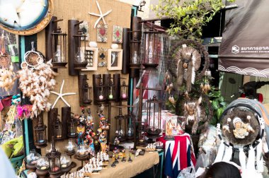 samutsongkhram, Tayland-4 Ocak 2014: yüzen tekne turu yaparak Pazar amphawa gelen turist, Tayland en popüler yüzen Pazar.