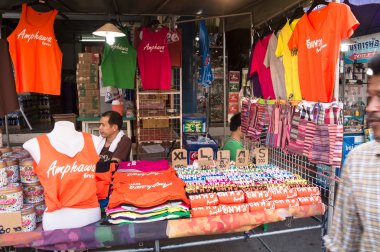 samutsongkhram, Tayland-4 Ocak 2014: yüzen tekne turu yaparak Pazar amphawa gelen turist, Tayland en popüler yüzen Pazar.