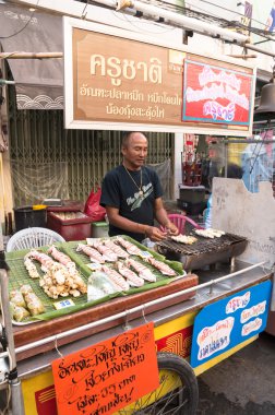 samutsongkhram, Tayland-4 Ocak 2014: yüzen tekne turu yaparak Pazar amphawa gelen turist, Tayland en popüler yüzen Pazar.
