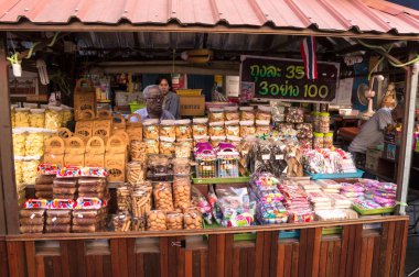 samutsongkhram, Tayland-4 Ocak 2014: yüzen tekne turu yaparak Pazar amphawa gelen turist, Tayland en popüler yüzen Pazar.