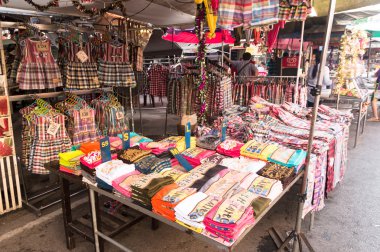 samutsongkhram, Tayland-4 Ocak 2014: yüzen tekne turu yaparak Pazar amphawa gelen turist, Tayland en popüler yüzen Pazar.