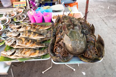 samutsongkhram, Tayland-4 Ocak 2014: yüzen tekne turu yaparak Pazar amphawa gelen turist, Tayland en popüler yüzen Pazar.