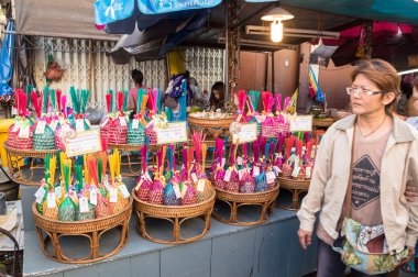 samutsongkhram, Tayland-4 Ocak 2014: yüzen tekne turu yaparak Pazar amphawa gelen turist, Tayland en popüler yüzen Pazar.