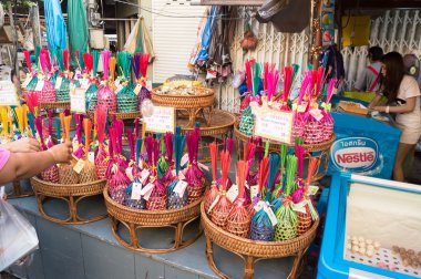 samutsongkhram, Tayland-4 Ocak 2014: yüzen tekne turu yaparak Pazar amphawa gelen turist, Tayland en popüler yüzen Pazar.