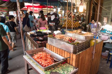 samutsongkhram, Tayland-4 Ocak 2014: yüzen tekne turu yaparak Pazar amphawa gelen turist, Tayland en popüler yüzen Pazar.
